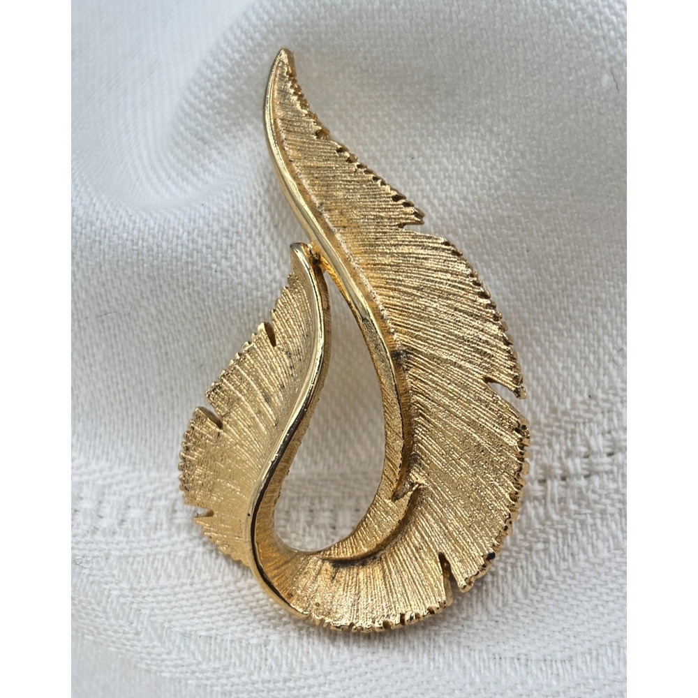 Vintage Sarah Coventry Brooch‎ Feather Brite Leaf Gold Tone Textured Feather Pin
